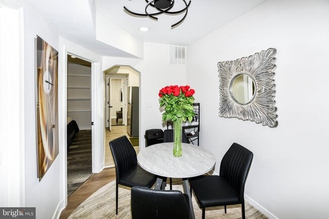 Building Photo - 554 Newcomb St SE