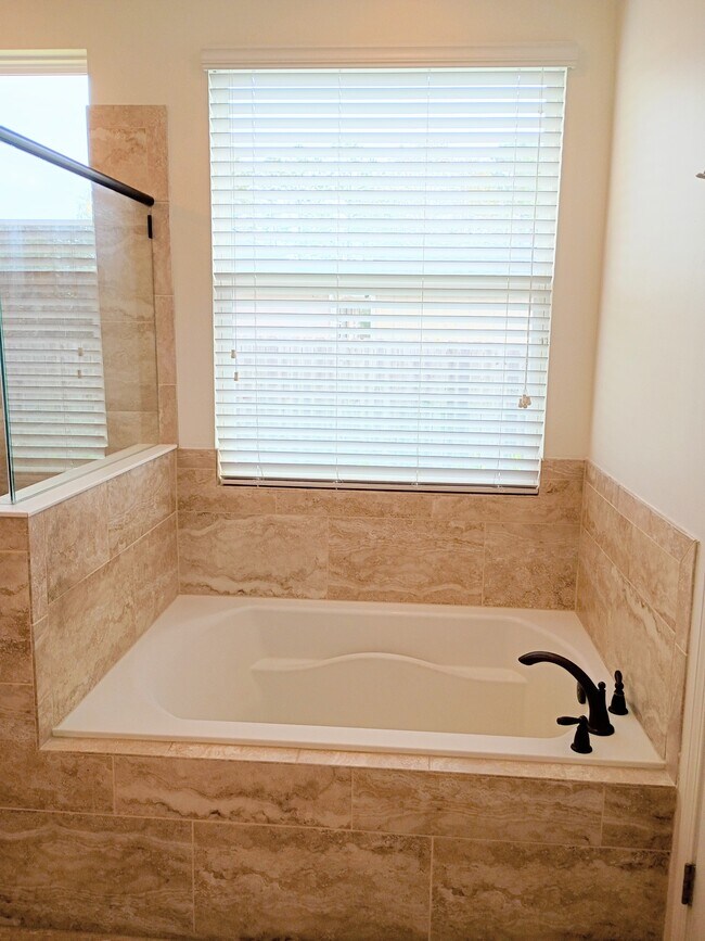 Building Photo - 112 Goldenrod Lake Dr