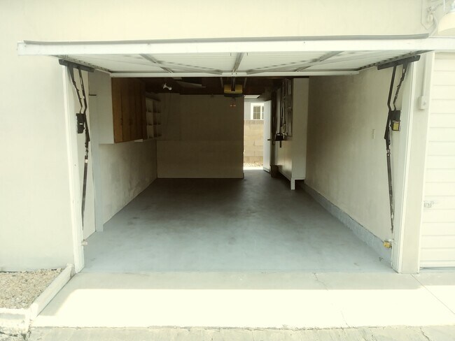 Building Photo - 824 W Cully Dr