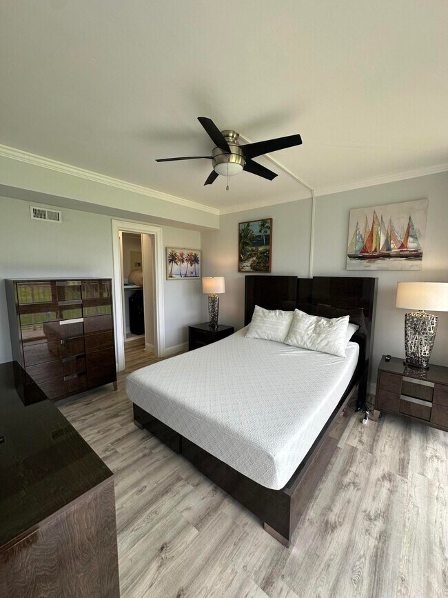 Building Photo - 1221 Hillsboro Mile