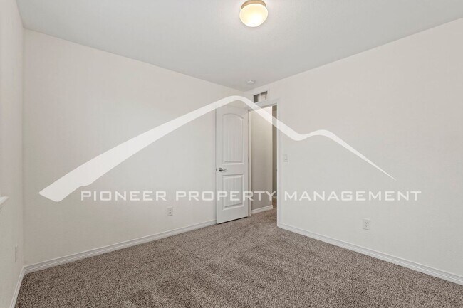 Building Photo - 3-Bedroom, 2.5 Bath Home in Desirable Lors...