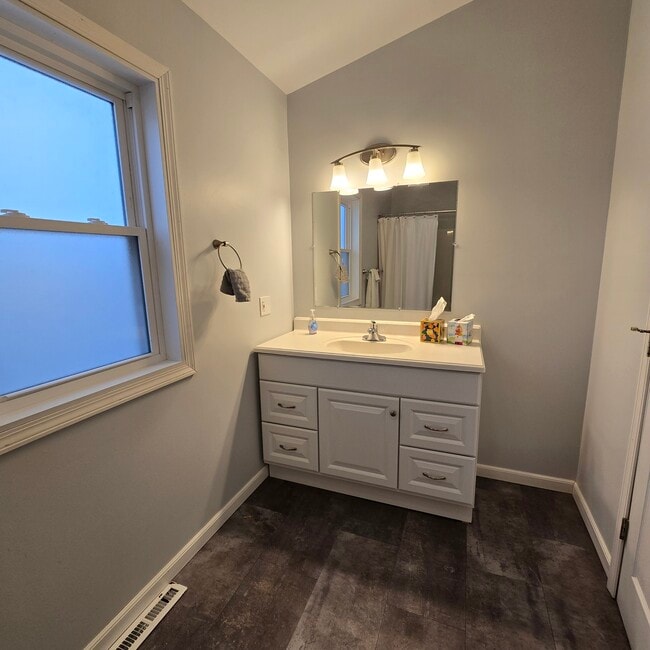 Building Photo - 241 Short St