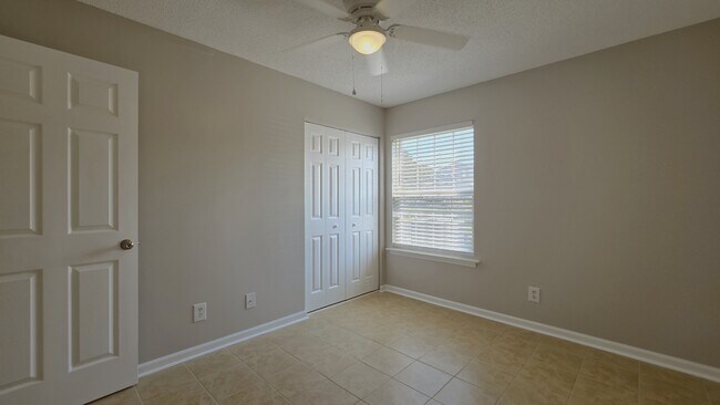 Building Photo - 8642 South Bridge Dr