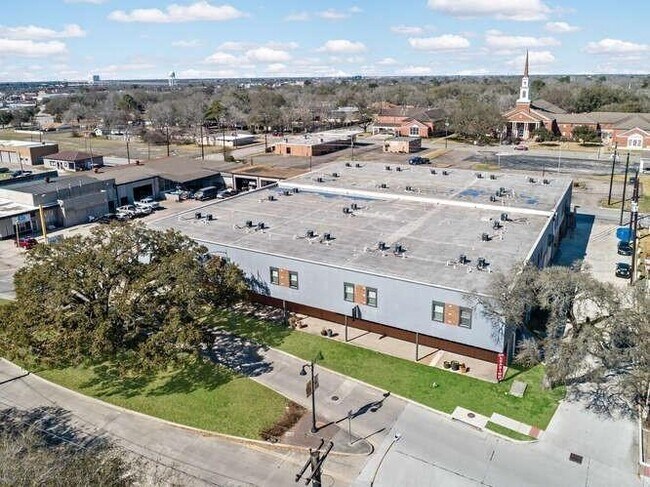 Building Photo - 612 E Texas Ave