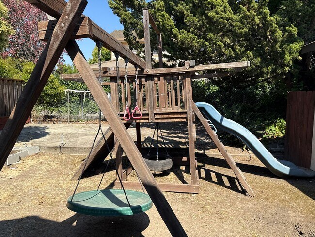 Building Photo - EPIC REA - Spacious 3BR/2BA House - Renovated - Updated Kitchen - Castro Valley