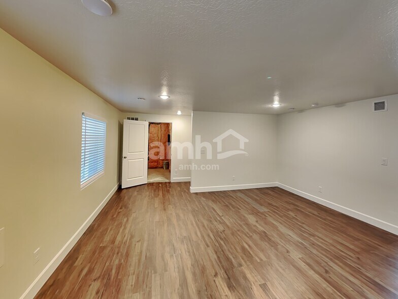 Building Photo - 11047 S Blue Byu Dr