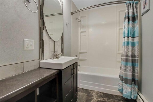 Building Photo - 3 Bedroom Single Home on the North Side of...