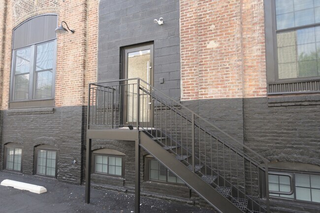 Building Photo - 1901 E Willard St