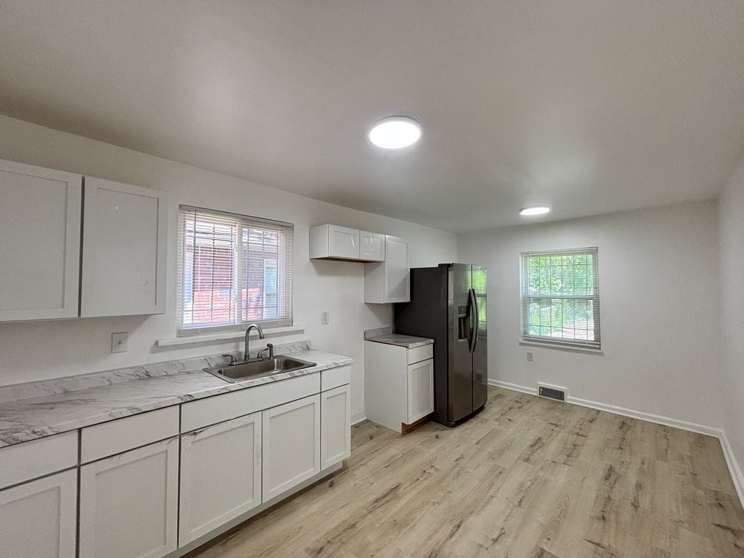 Building Photo - 14800 Woodmont Ave
