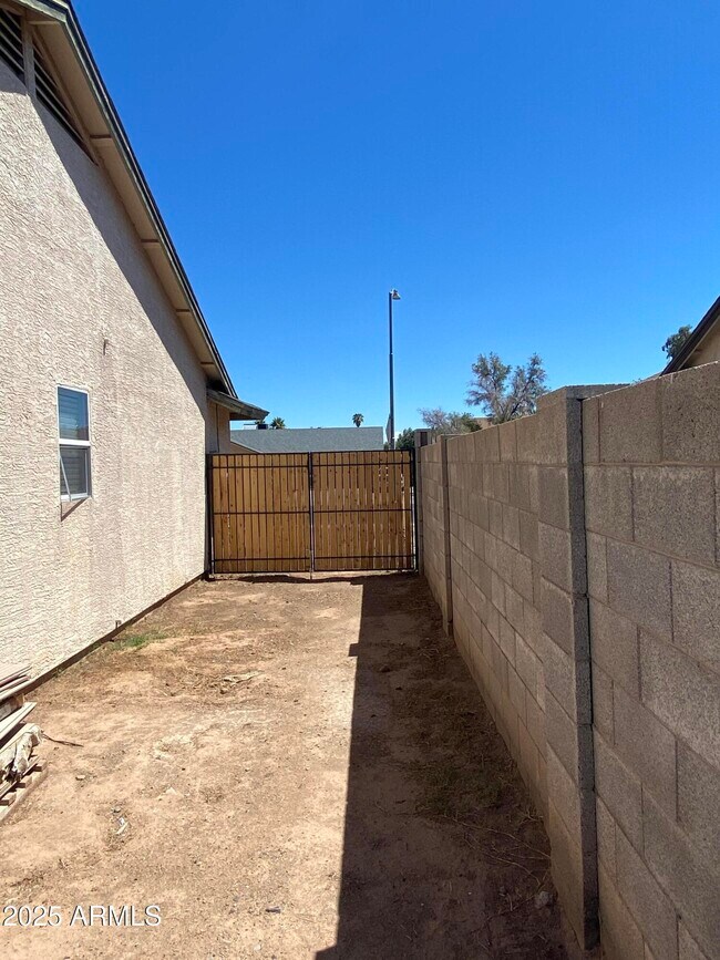 Building Photo - 5540 N 73rd Ave