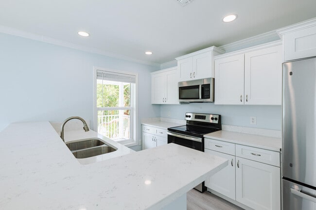 Building Photo - 224 W Seaview Dr