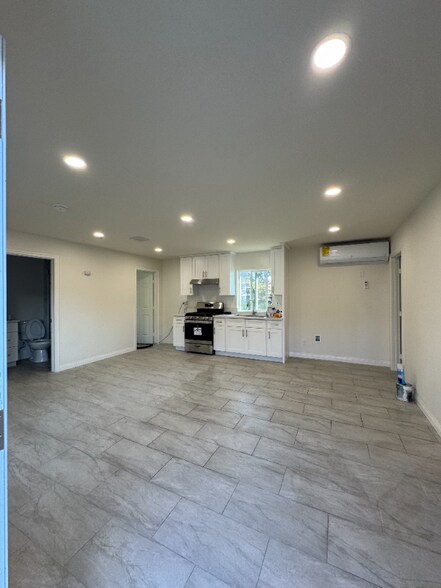 Building Photo - 890 E Avenida De Los Arboles