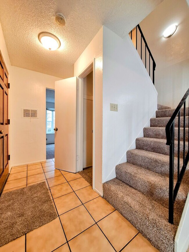 Building Photo - Refurbished 3bd Townhouse Style Apartment