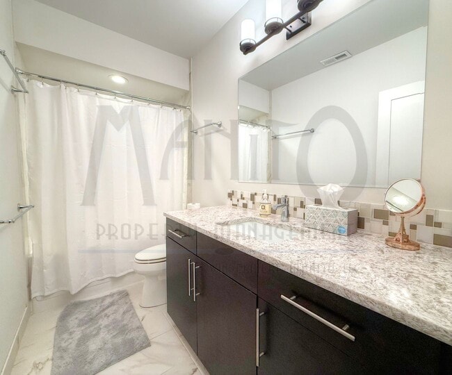 Building Photo - Spacious South Hill Home