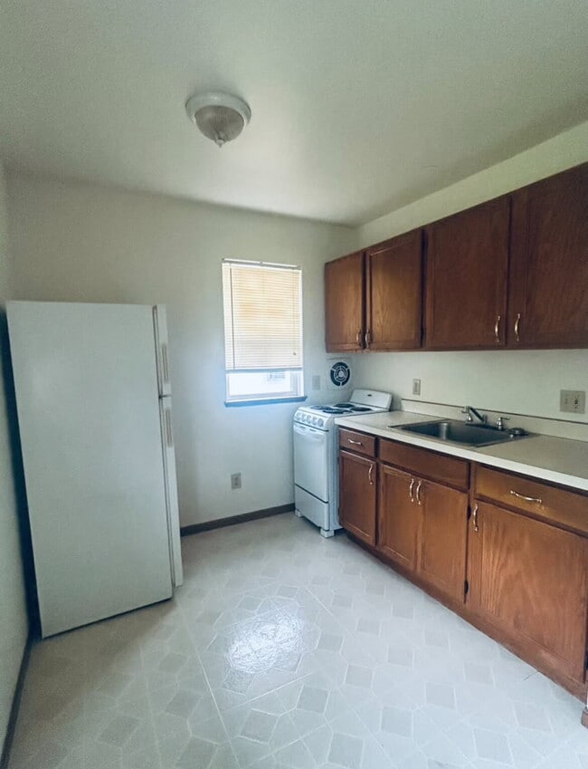 Building Photo - Available now! 2 bedroom, 1 bath apartment...