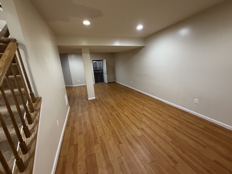 Building Photo - 1501 Fallsgrove Ln