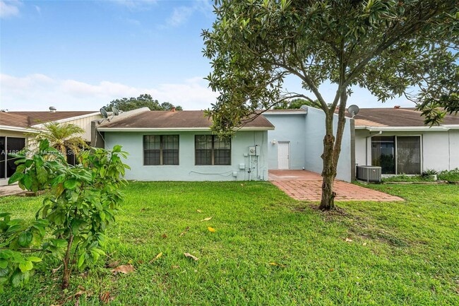 Building Photo - 5442 Lakewood Cir S