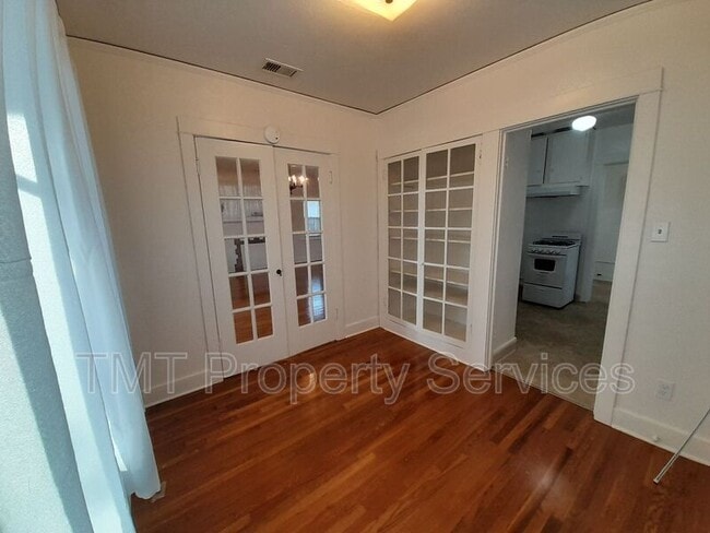 Building Photo - 619 E Cook St