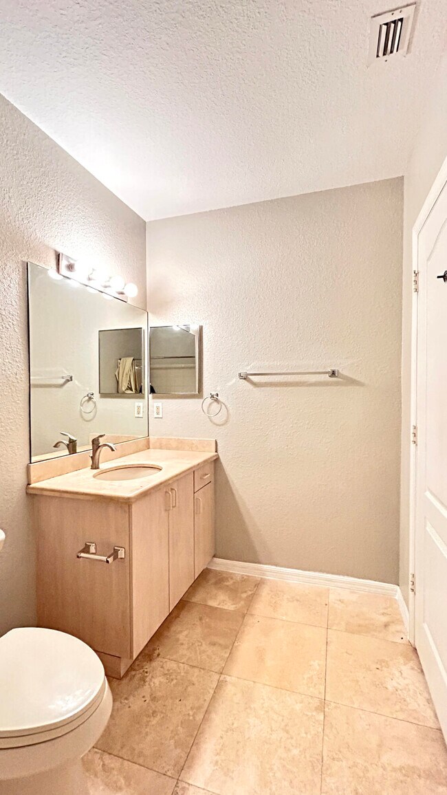 Building Photo - 116 SW Peacock Blvd