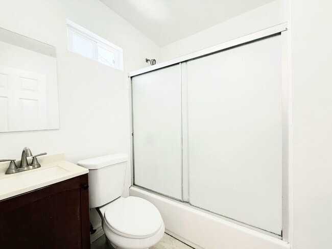 Building Photo - 844 W 54th St