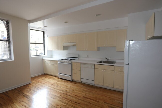 Building Photo - 922 W Dakin St