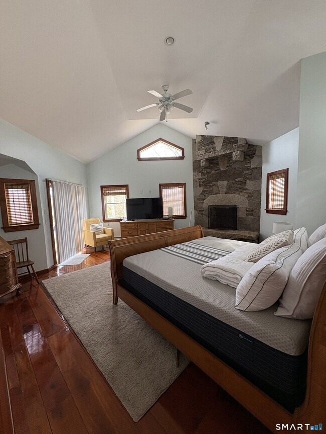 Building Photo - 40 Looking Glass Hill Rd