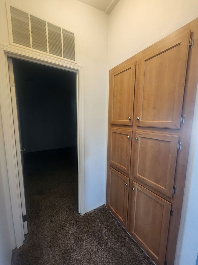 Building Photo - *MOVE IN SPECIAL* $200*