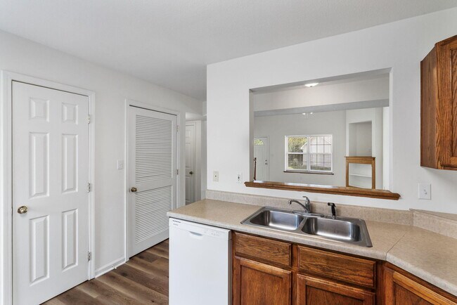Building Photo - 1725 Louise Cir
