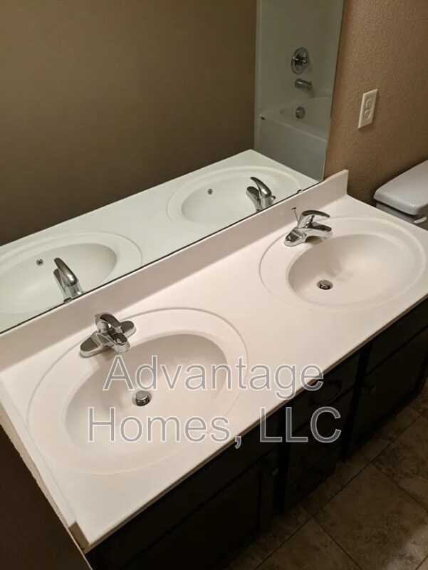 Building Photo - 2176 SW Timbertrace Ln