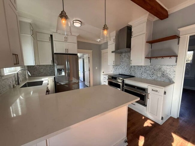 Building Photo - Two Bed 1 Bath House with Fenced Backyard!