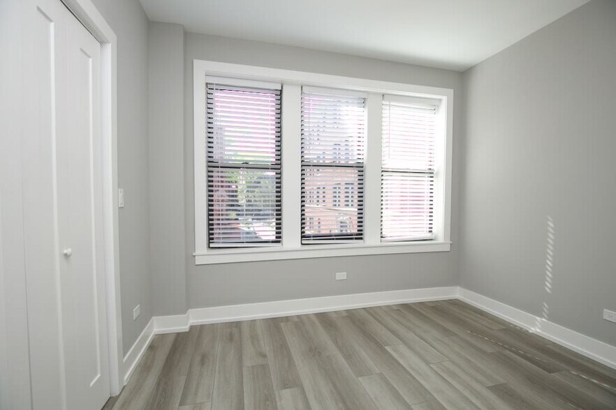 Building Photo - 3944 N Janssen Ave