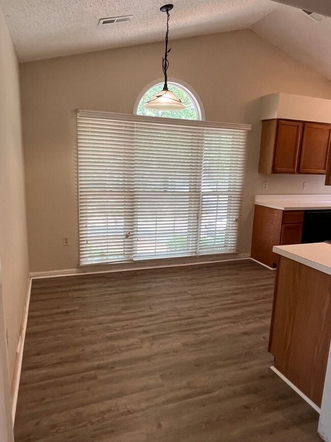 Building Photo - Wonderful 3 Bedroom Ranch in Huntersville