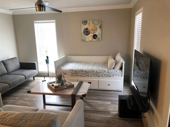 Building Photo - 6402 Del Monte Dr