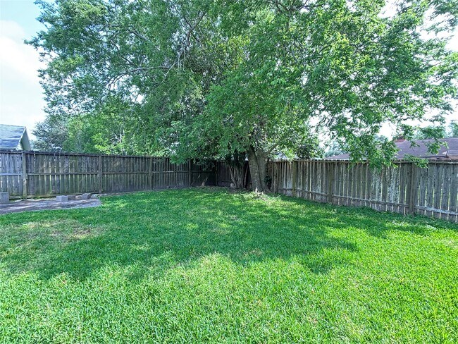 Building Photo - 16610 Forest Bend Ave
