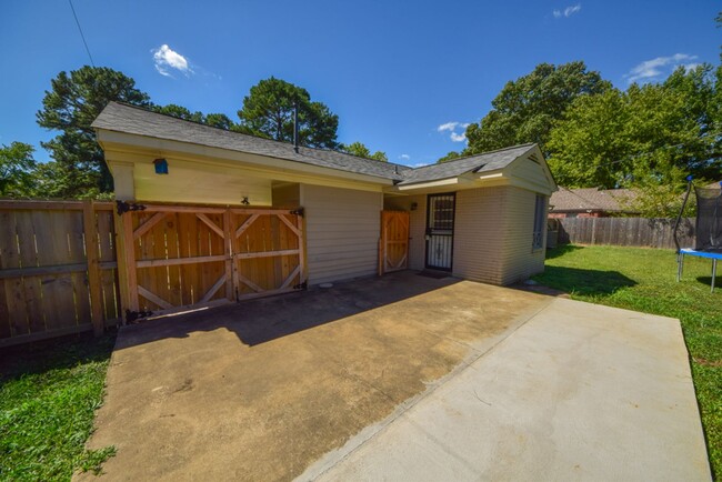 Building Photo - Cute and UPDATED 3 bed 2 bath home near GR...