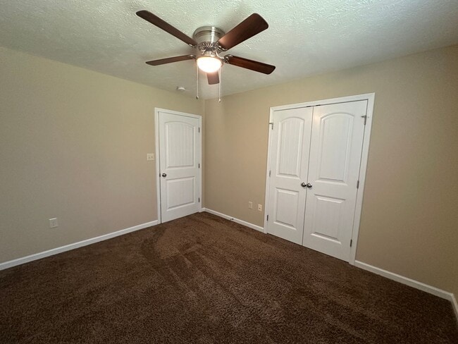 Building Photo - Beautiful 3 Bed 2.5 Bath Home with Spacious Fenced Yard