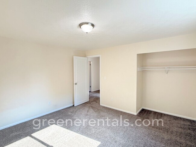 Building Photo - 3BD/1.5BA in Desired West Olympia Location
