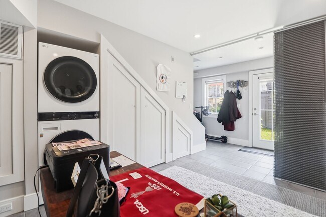 Building Photo - 28-B Charlotte Street- Amazing One Bedroom/Two Bathroom Freestanding Home