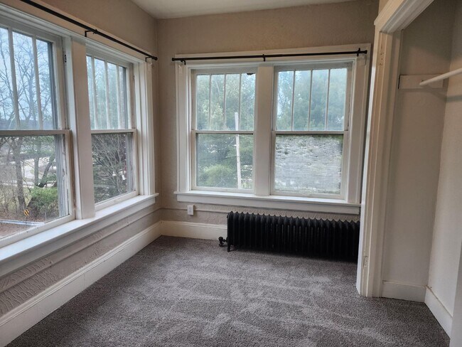 Building Photo - 146 King Dr