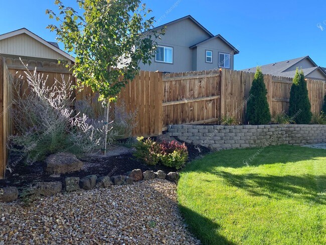 Building Photo - **UNFURNISHED**Beautiful Single-Level 3BR ...
