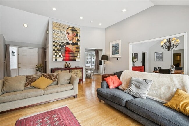 Building Photo - 825 Highview Terrace