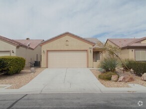Building Photo - Fully furnished 3-bedroom, 2.5-bath home a...