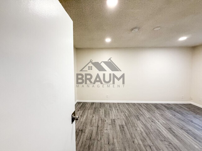 Building Photo - 6041 Whitsett Ave