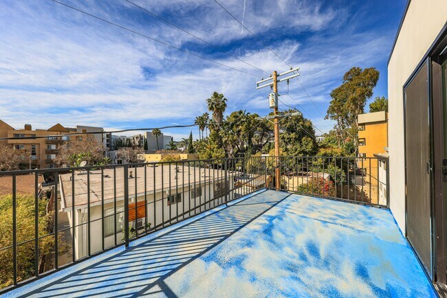 Building Photo - 1237 N Orange Dr