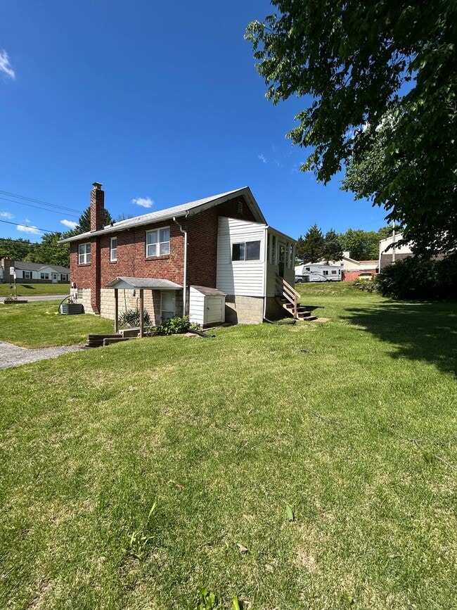 Building Photo - Charming 2-Bedroom Home with Spacious Yard...