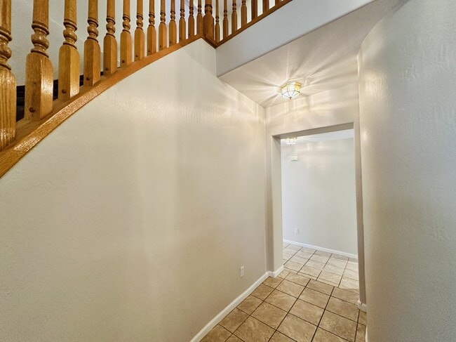 Building Photo - 672 W Raven Dr