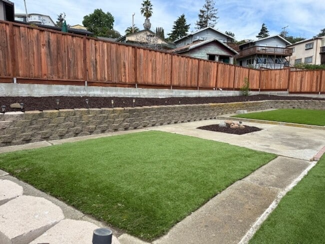 Building Photo - San Leandro Remodeled 3 bed, 2 bath Cul-de-Sac, Dogs OK,