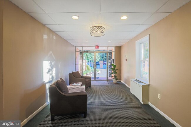 Building Photo - 3535 Chevy Chase Lake Dr