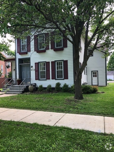 Building Photo - 213 N Brainard St