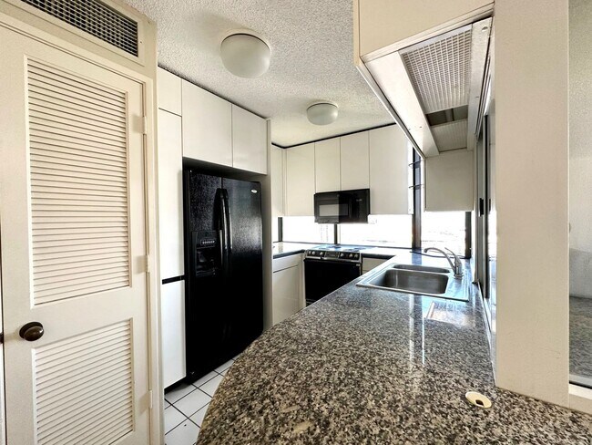 Building Photo - Subtly Furnished Honolulu Park Place 2BR/2BA/2PK Ocean View